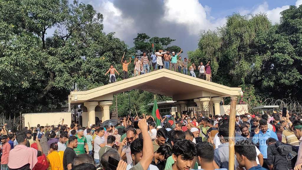 জনতার দখলে গণভবন