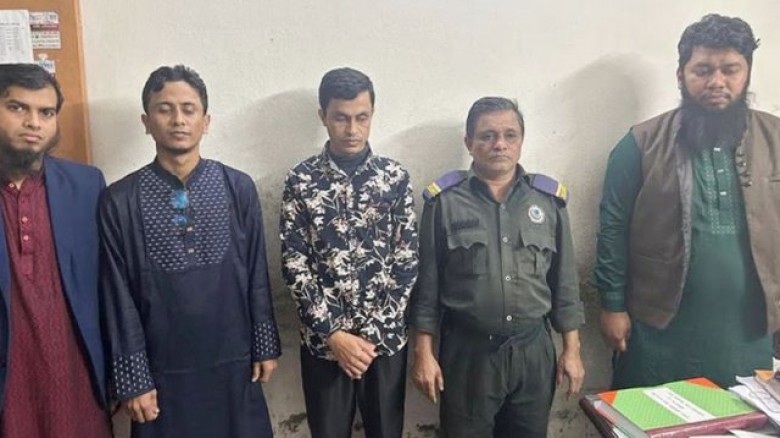 রিকশাচালককে গুলি করে হত্যা মামলায় কারাগারে চিকিৎসকসহ পাঁচজন রিকশাচালককে গুলি করে হত্যা মামলায় কারাগারে চিকিৎসকসহ পাঁচজন